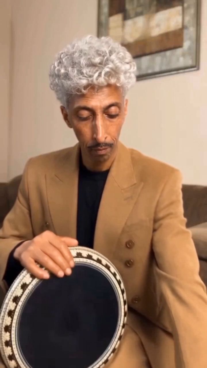 Replace-the-seated-man-with-the-big-afro