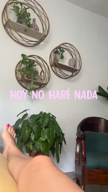 “Hoy no haré nada.” También yo: 🪴✨ — cambiarles el agua — acomodarlas — contemplarlas un rato — y sentir que hice ex...