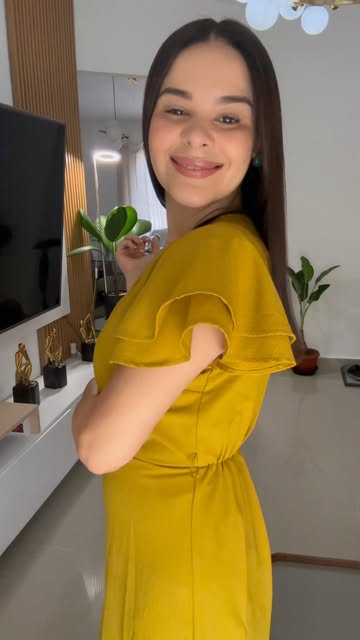 Entre canciones, y un poquito de maquillaje… también preparo mi corazón. 🤍 Porque el verdadero cambio empieza por de...