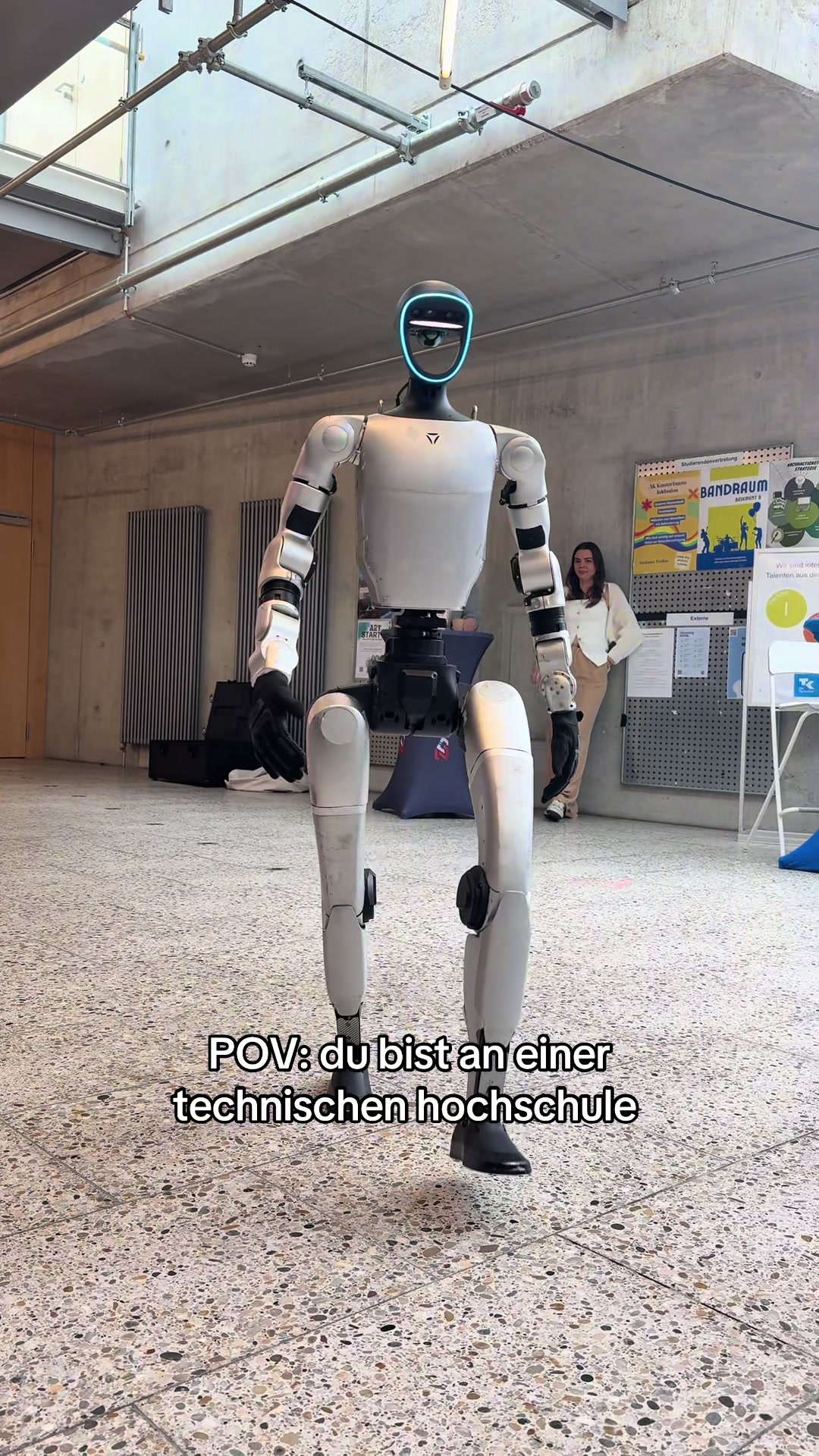 kurz panik bekommen als er auf mich zugelaufen ist #uni #hochschule #fyp #robot #fürdich