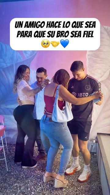 Los amigos siempre haciendo lo que sea para que te mantengas fiel🥹🤝 #amistad #fidelidad