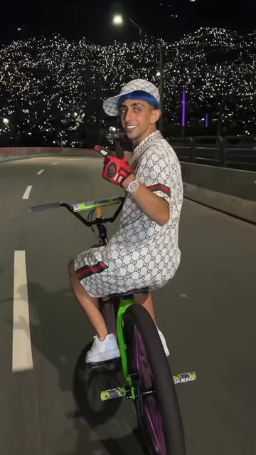 🚲🔥 Medellín de noche, Brasil no coração 🇨🇴🇧🇷 luzes no fundo e o perigo de frente 😈🏍️ El que tiene estilo no n...