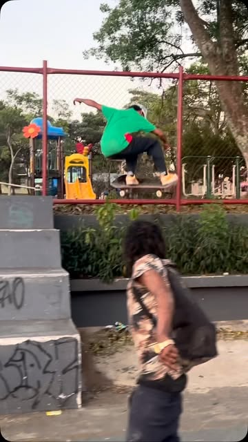 🤡🤡en el UNDER…@costarasta.cr @skatecostarica @sharkwheel #reels #skateboard #fyp #parati #reelsinstagram