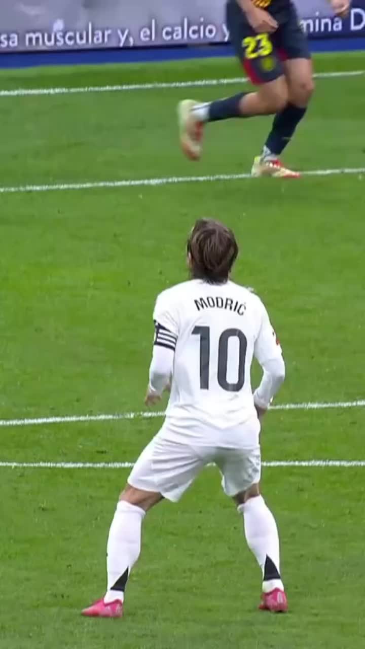 Le génie parle avec le ballon. 🎩⚽⭐#Football #Modric #Playmaker #Vision #Passing #Skills #Soccer #Fyp #Viral