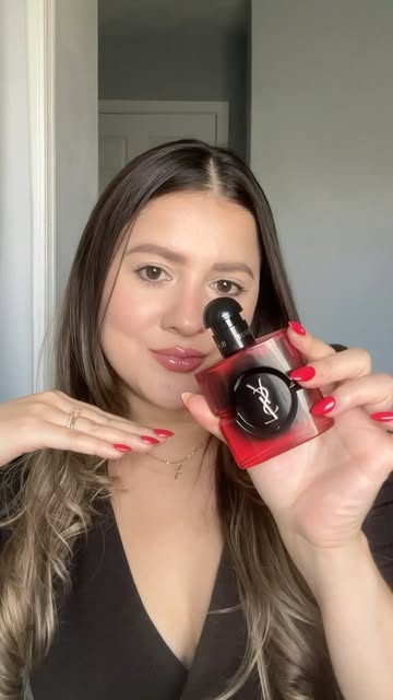 La loción que te hace sentir femenina, dulce, elegante y sexy al mismo tiempo🍓🍨✨ Y sí, es de esas que hacen que alg...