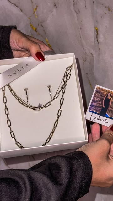 Look básico transformado instantaneamente com esse kit impecável da @kulta.oficial ✨ Prata 925 atemporal que eleva qu...