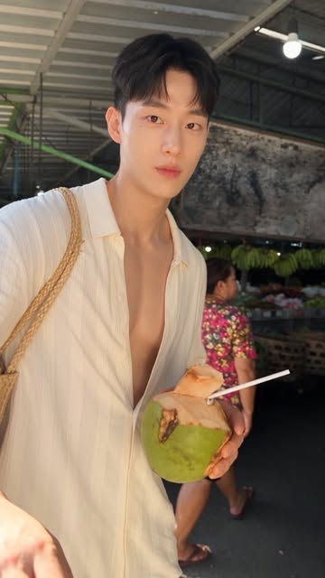 slow day in Bangkok 🇹🇭🥥 เดินเล่นชิลๆ ในกรุงเทพ coconut first, plans later. ชอบกรุงเทพมากครับ 🤍 . #thailand