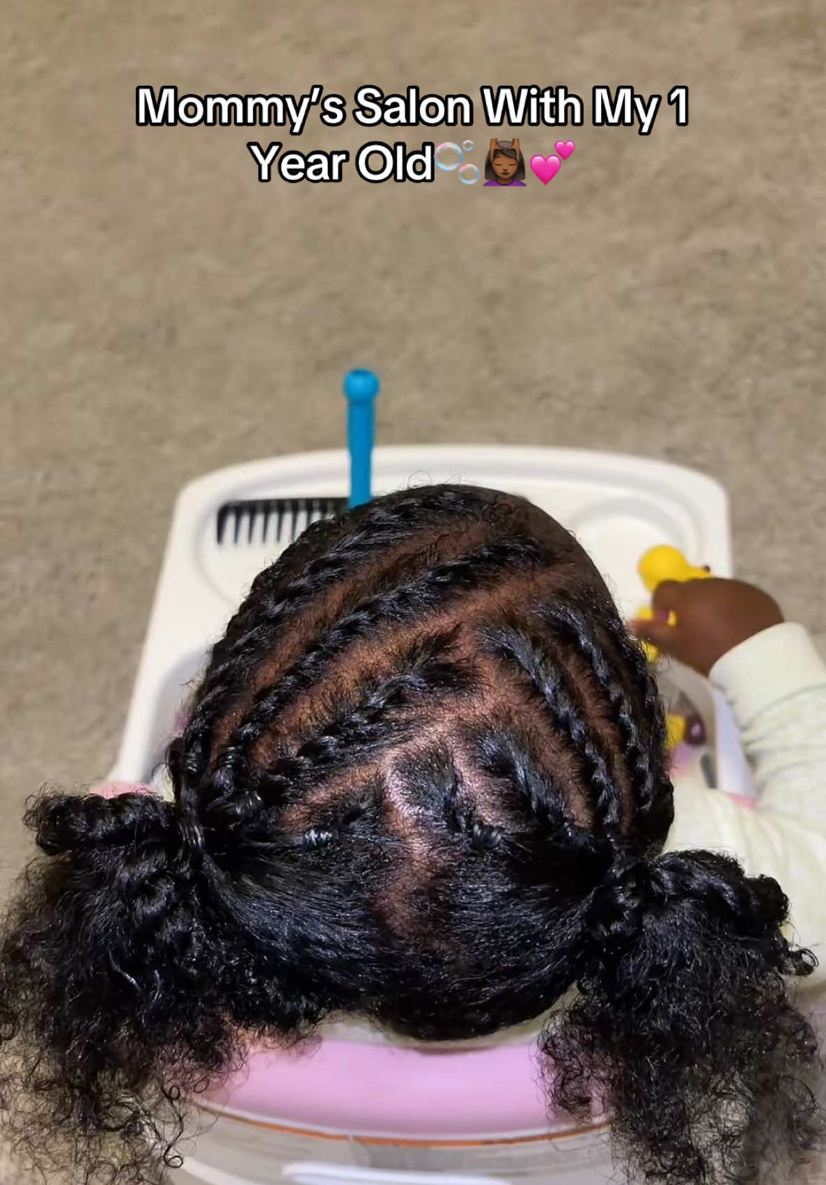 Welcome back to another mommy’s salon with my one year old ! I finally took my nails off so we can do our favorite li...