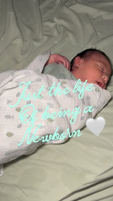 Just a little glimpse into life with a newborn 🤍 The diaper changes, the middle-of-the-night feeds, the sleepy cuddl...