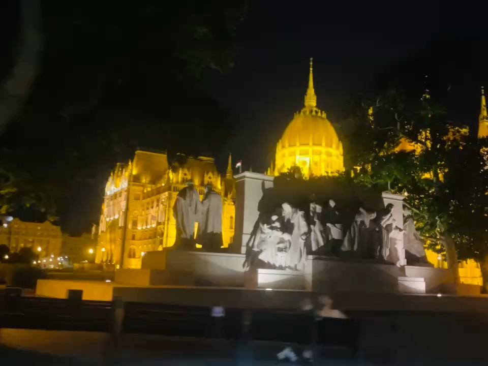 Budapest Night Vibe / Travel Aesthetic