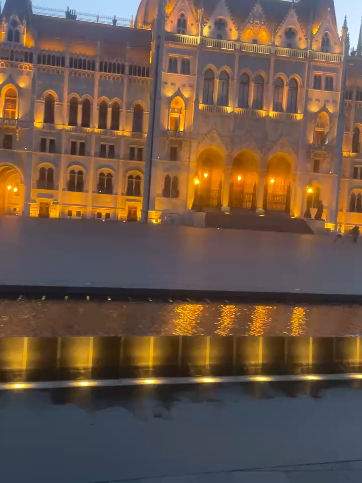 Budapest Parliament Night View / Travel Vlog