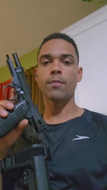 Las dos formas correctas de cerrar la corredera de una pistola y una tercera que es opcional en caso de emergencia.