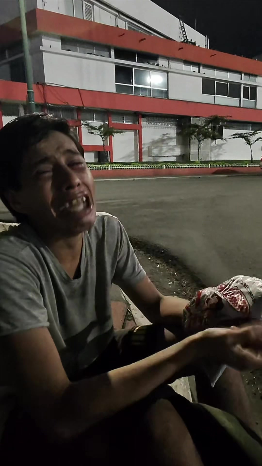 Encontré a este joven #llorando se llama #daniel