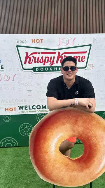 Asi se vivo la experiencia en la apertura de @krispykreme.ec 🍩 con @jpmarriott 😎 El link del video completo esta en...