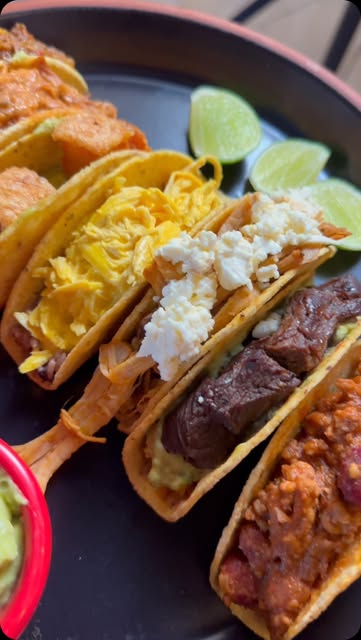🎉 Happy Hour en Bowl Factory de 5pm a 7pm! Disfruta de una jarra de sangría 🍷 + taquitos bowl 🌮 por un precio espe...