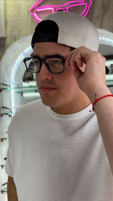 ✨ ¡Estrené mis nuevos lentes en Lentes Ecuador! ✨ Hechos exactamente a mis medidas y con la mejor tecnología: 👓 Foto...