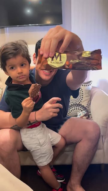 Hay pausas que valen más cuando se comparten. 🤍🍦 @magnum_ec Después de un día lleno de trabajo, no hay mejor recomp...