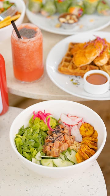 Lunch 🥗✨!! Nuestra recomendación que deberías de probar si o si •Bali Poke Bowl •Kale Caesar Y tú ¿cuál prefieres?😮...
