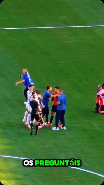 Por qué Paredes y Gavi se pelearon en el partido?