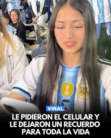 Durante el partido de Argentina-Bolivia, un periodista le pidió el celular a una chica del público para grabar un vid...