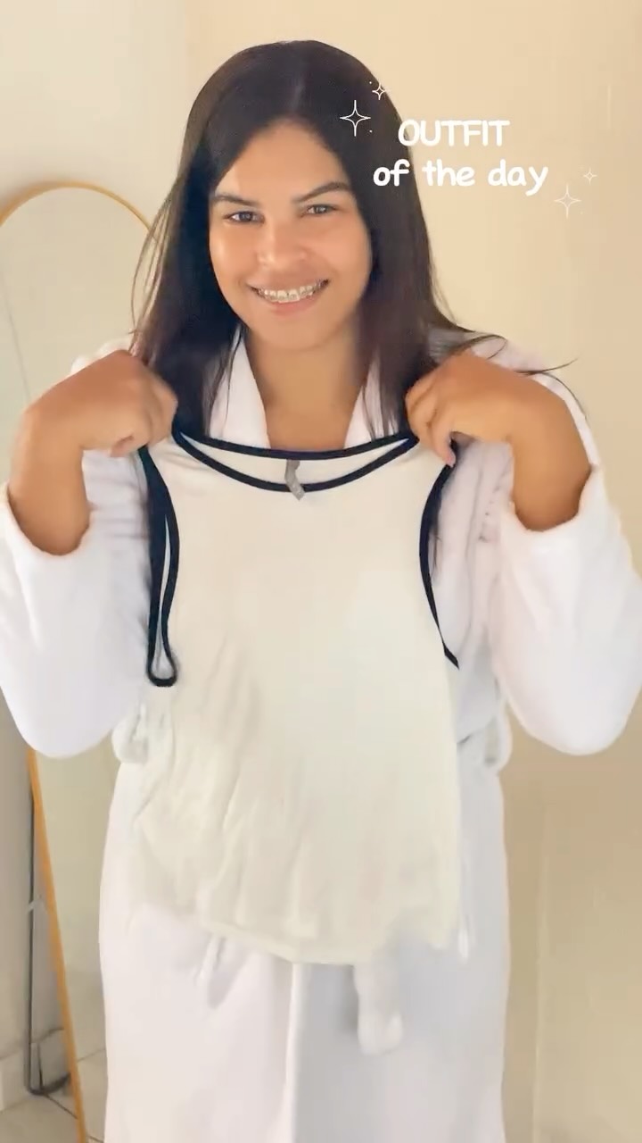 Pronta para o dia! 🫰✨ Esse é aquele básico que eu amo e não cansa. Mas me conta aqui, qual o seu acessório indispens...