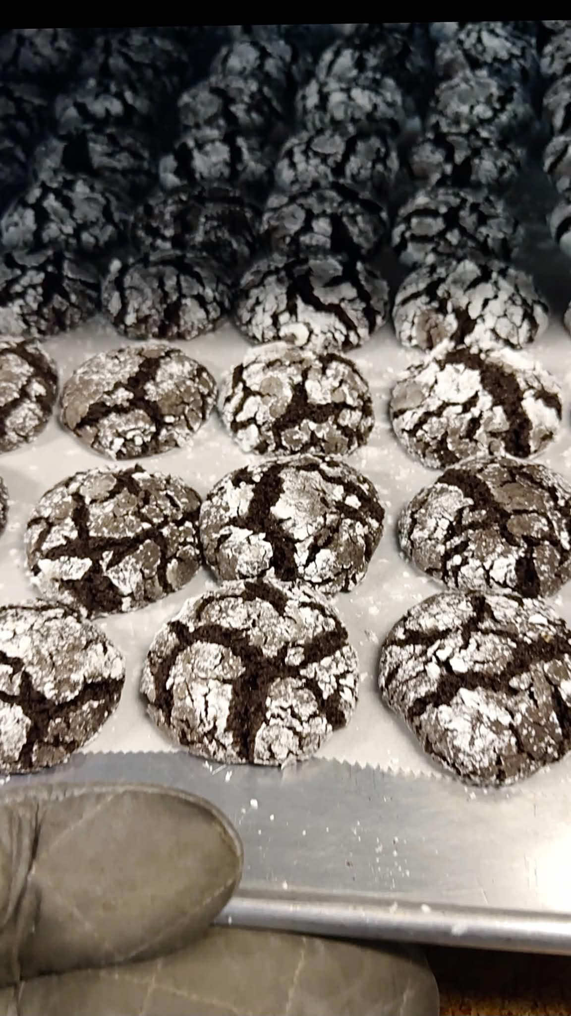 Ito yung Chocolate Crinkles na hindi kailangan i-chill madali lang gawin 🥰🥰🥰 Yields 15-18pcs Ingredients Set A 1 a...