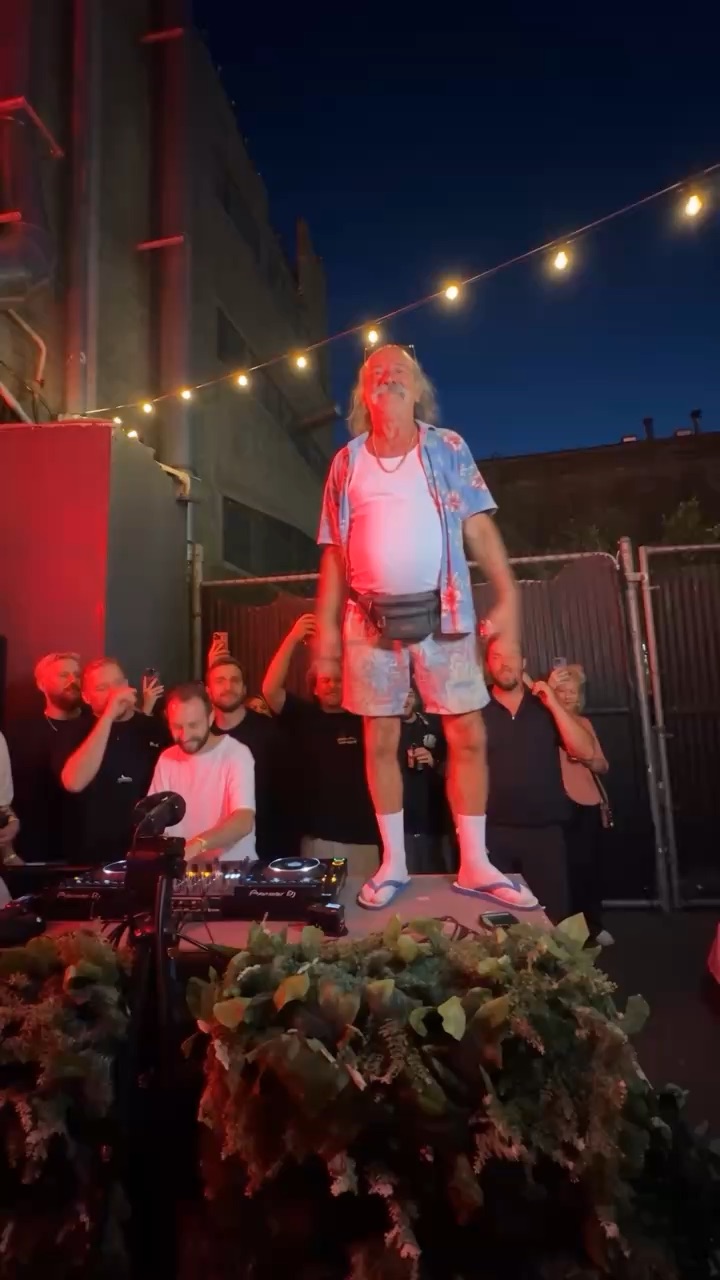 Seu Tinoco toma conta da festa