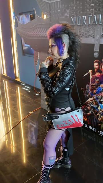 Llegué a la premier de @mortalkombatmovie 2 como si fuera el boss final ¿fatality o flawless victory? 💜🩸 Cuál es su...