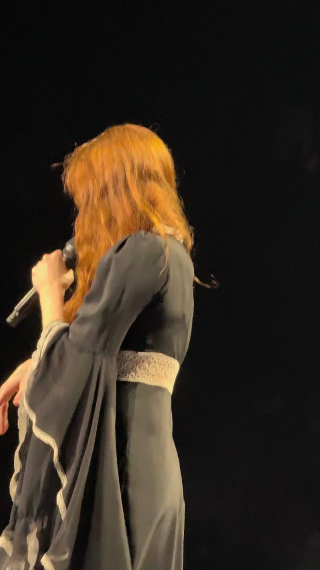 Her clocking me twice and then pointing directly at me during dog days are over speech had me NERVOUS! #florenceandth...