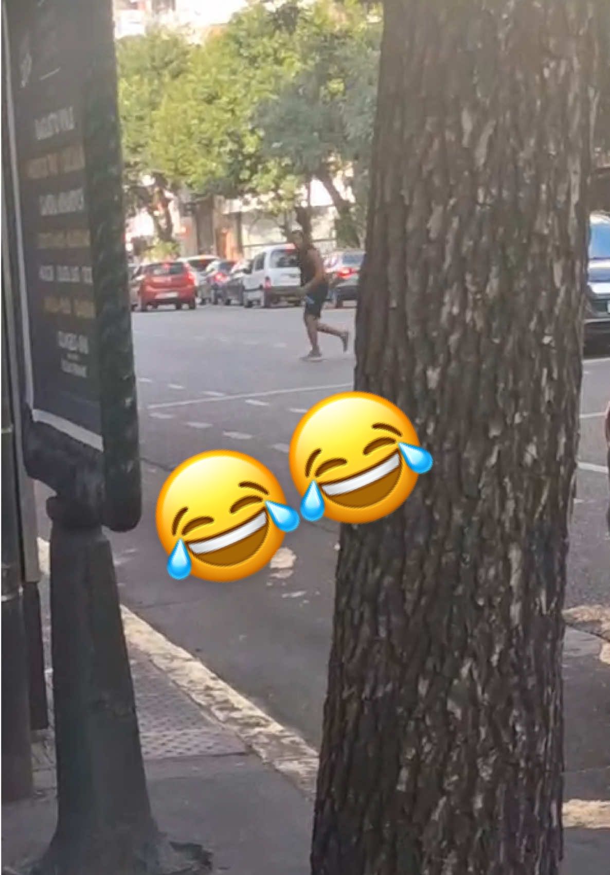 Cuando te quieren grabar en la calle sin tu consentimiento 😂😂😂 #risa #meme #olee #correeeee