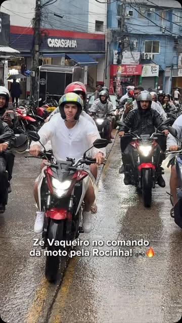 O homem pegou o guidão! 🏍️🔥 Zé Vaqueiro pilotando pela Rocinha, e a gente acompanhando tudo de perto! Hoje à noite...