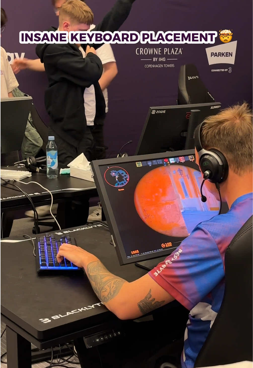 How does he play like this?? 😳 #cs2 #counterstrike #gaming #esports