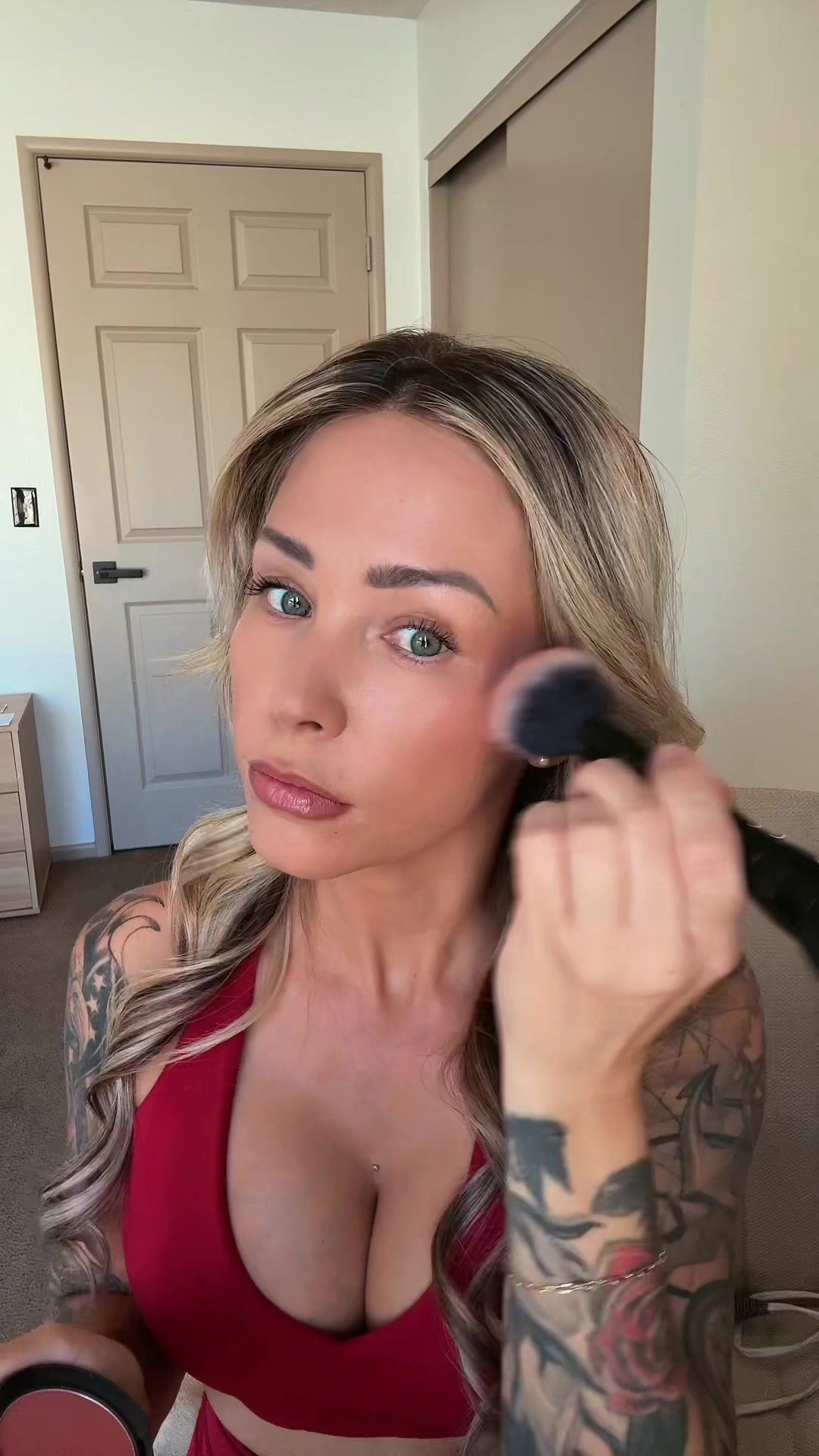 get ready with me in 10 seconds lol 💋💄✨ #grwm #fyp #creatorsearchinsights #momstiktok