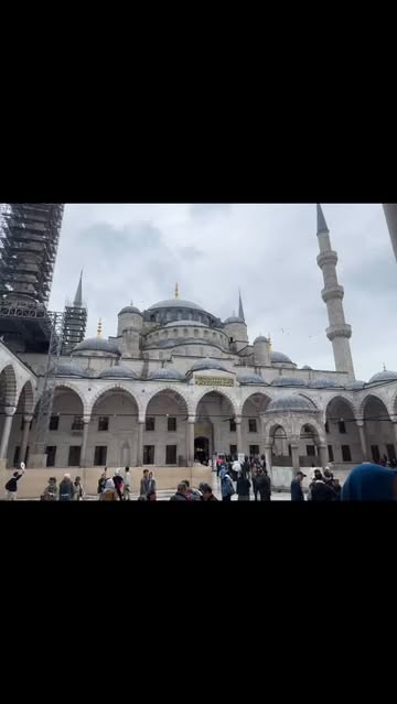 Lovely day in #istanbul #constantinople #bluemosque🕌 #sultanahmedmosque #cistern #haguesofia #cats living their best...