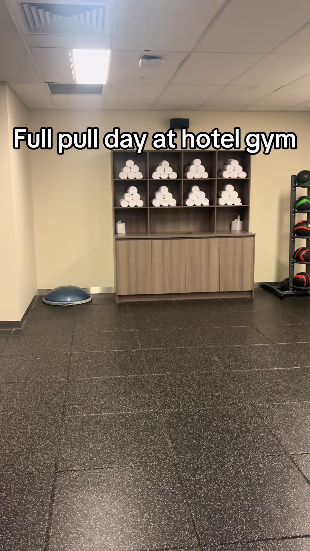Gotta make use of this gym, had to substitute my close grip rows.#hotel #gym #gym #lean