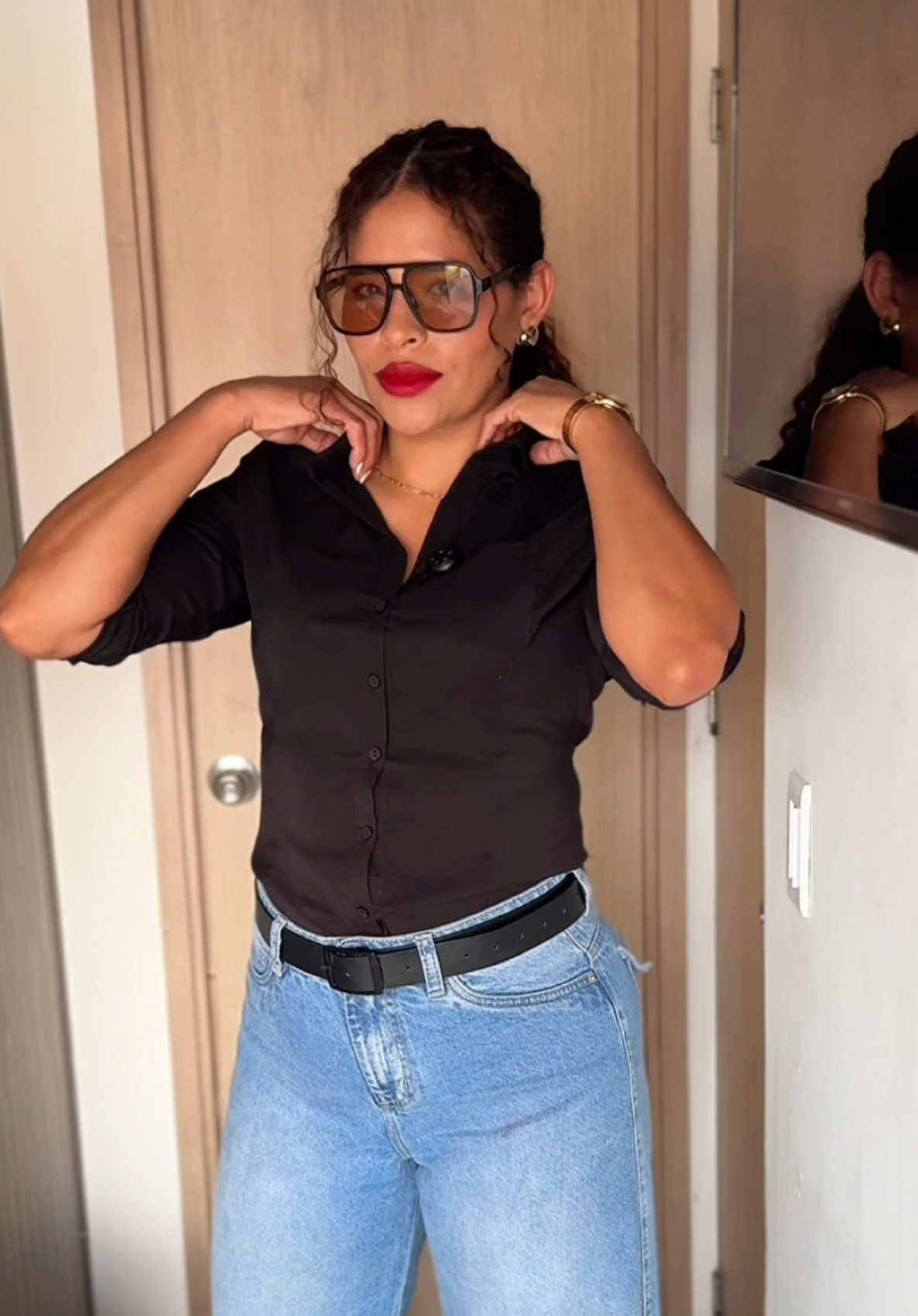 Una camisa negra y un Jean 👌🏽Como estilizar un outfit? #tips #outfit #outfitideas #mujeres #elegancia