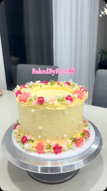 The prettiest little details 🎀✨ #customcakes #floralcakes #birthdaycake #westaucklandcakes #americanbuttercream