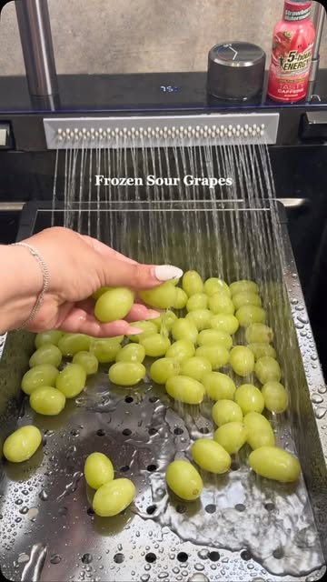 SNACK HACK: Frozen Sour Grapes 🙂‍↕️🤏🏼 Recipe ↓ Ingredients: * Green grapes * Sprite or your favorite juice * Fresh...