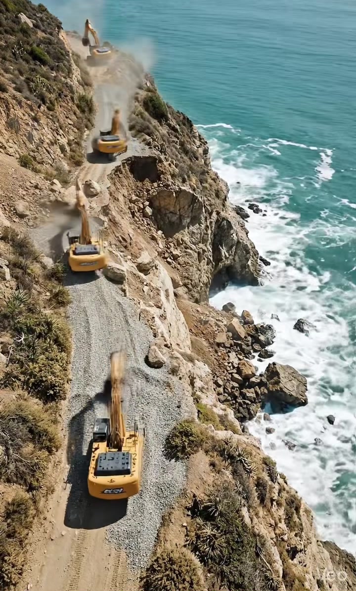 Construcción de carretera en la costa #highway #construction #roadconstruction #viral #creatorsearchinsights