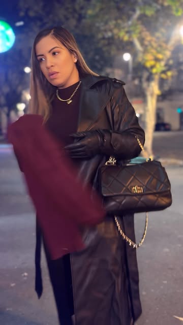 A veces la vida te sorprende… pero otras veces te sorprende maquillándote en Budapest. 😅✨ Este viaje fue un regalo p...