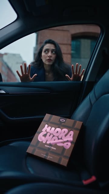 Eu vi um Boca Rosa sozinho dentro do carro e pensei: isso é lugar de deixar esse ícone? 😂💄 Calma, Bianca @bianca !...