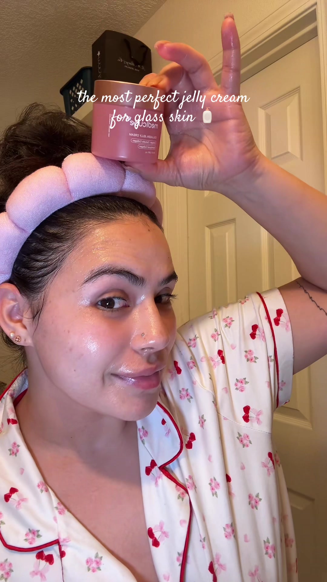 This medicube collagen jelly cream is 100/10. Highly recommend if you’re looking for that beautiful glass skin @medic...