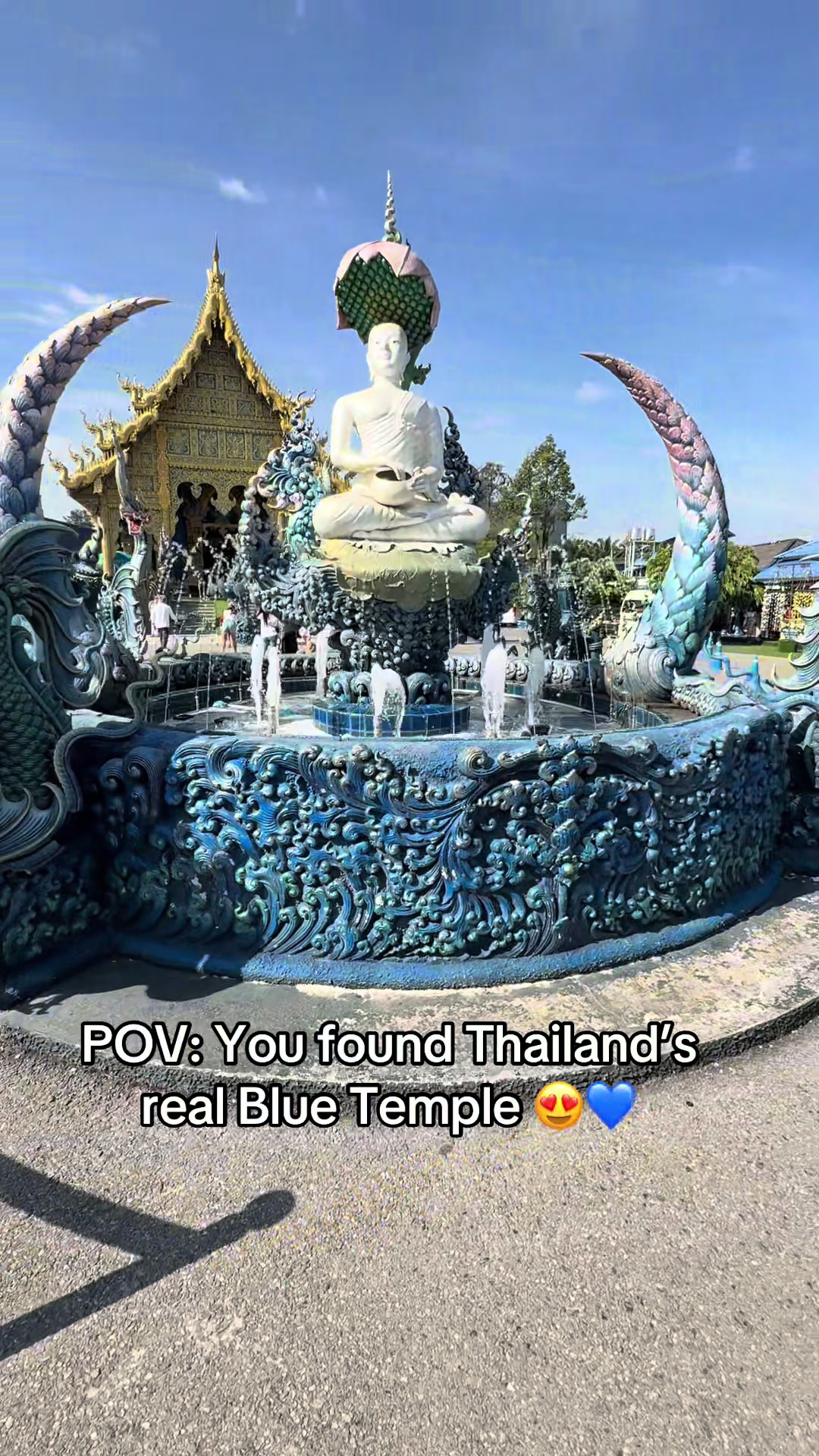 📍 Wat Rong Suea Ten (Chiang Rai) This place looks UNREAL in person… the colors, the details, the vibe 🤯 And yes — i...