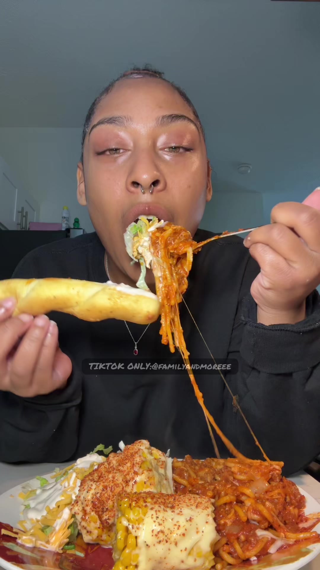 Happy Monday ! What’s Everyone Having For Dinner? But Anyways Enoy Spaghetti 🍝, Garlic 🧄 Bread 🍞 , And A Mini Side...