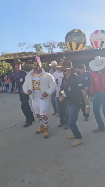 De uns dias aí, fazendo o passinho satisfatório com meus amigos do agro!! Ai meu amigo @lucasmineirinho_ aprendi bem!...