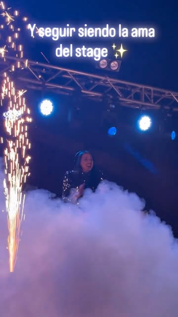 La vida me prueba, pero el escenario me confirma 🤍🎤 Gracias Dios, por la oportunidad de vivir de este lado de las l...