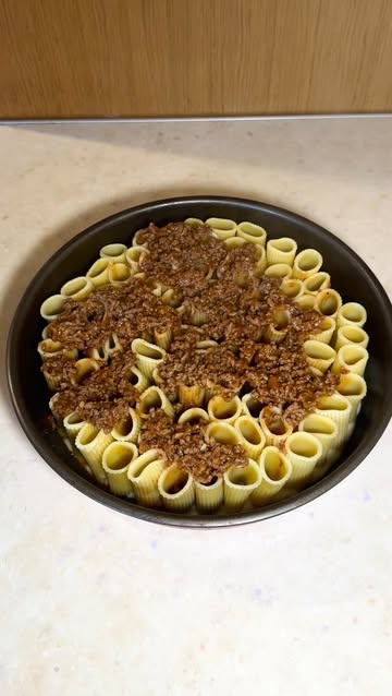 Baked Rigatoni with Beef & Creamy Béchamel 🧀🍝 Ingredients 500g rigatoni pasta 400g ground beef 1 onion, finely dice...