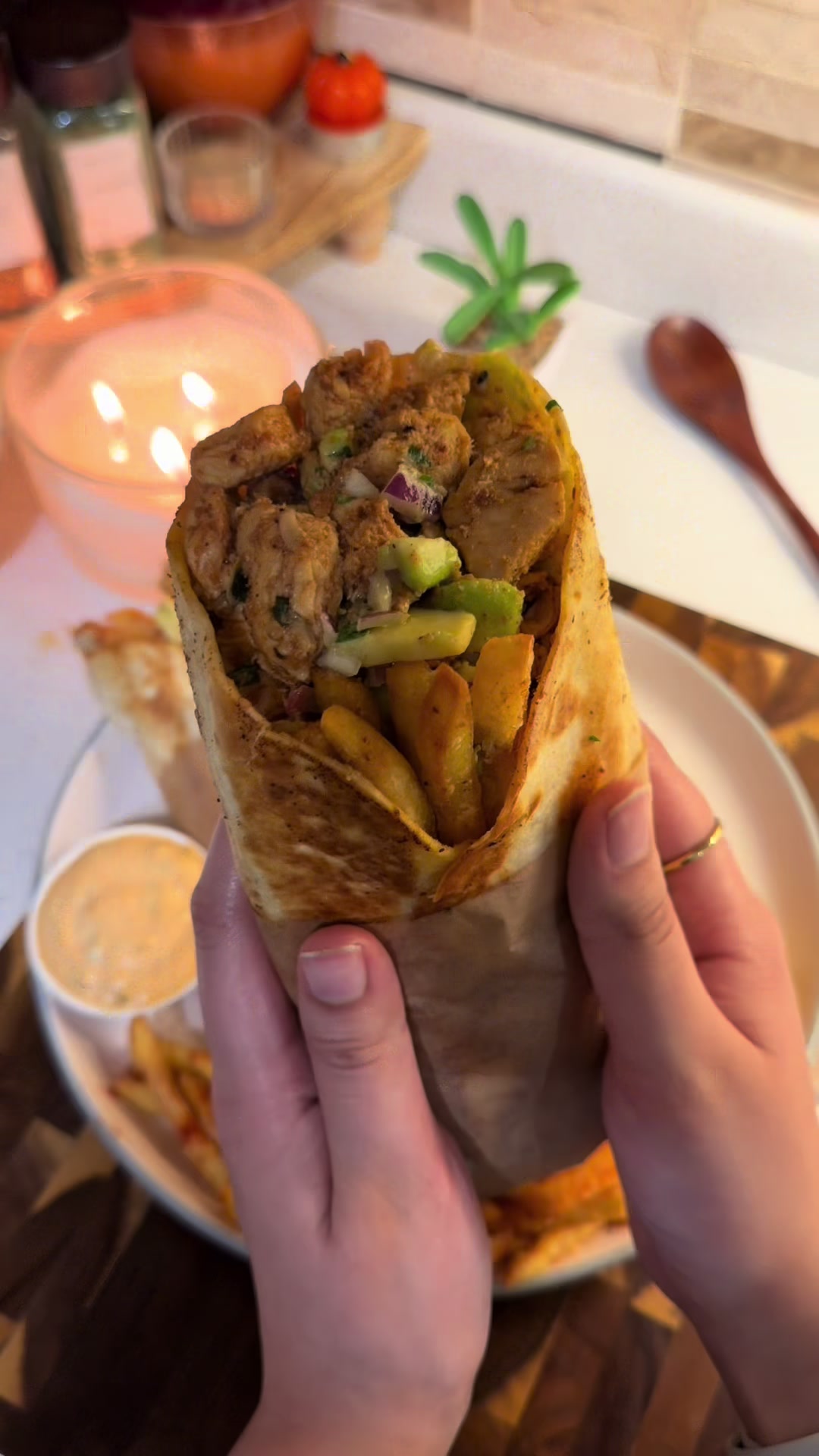 ✨Crispy Chicken Burrito 🌯 Ingredients: For the Chicken * 500g chicken, diced * 1 tsp paprika powder * 1 tsp garlic p...