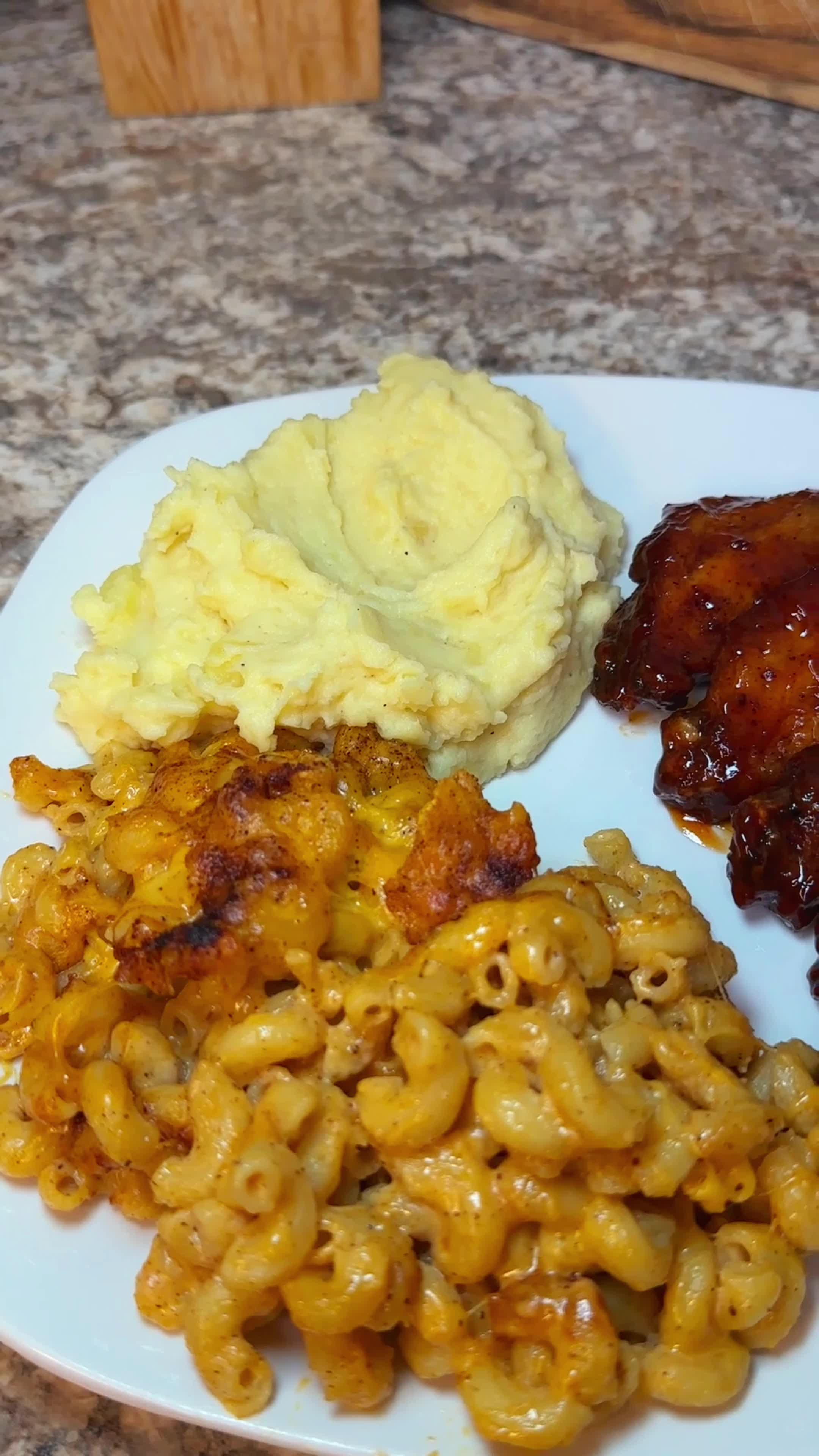 Honey Bbq Wings & Mac w/ Mashed Potatoes🔥 #fyp #viral #foodie #cooking #macandcheese #wings