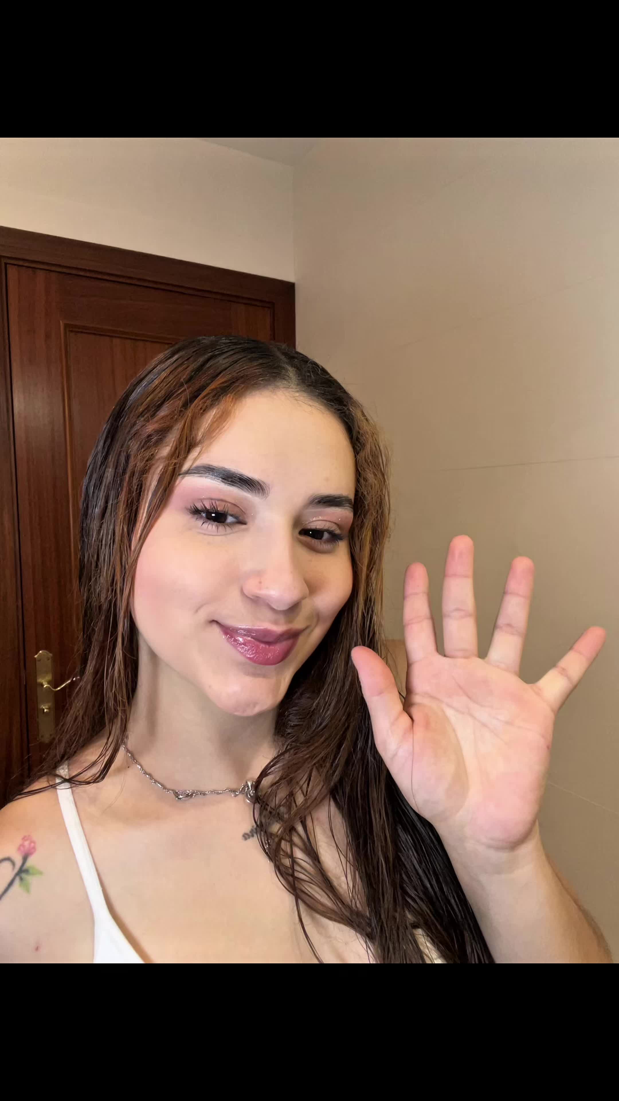 "El poder de un buen maquillaje en un minuto 🤫✨. ¿Cuál ha sido vuestra parte favorita? Os leo. #grwmroutine #beautyt...